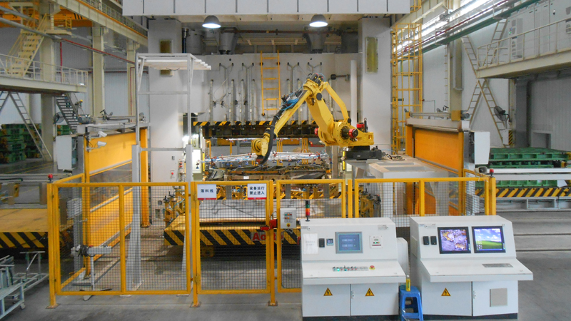 冲压设备设置有隔离栏和光栅保护装置